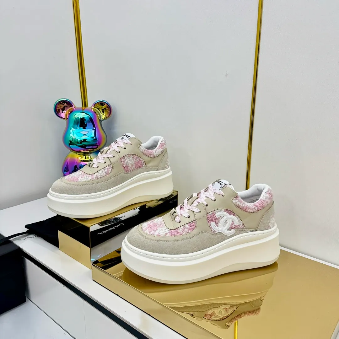 👟👟Ex-factory price 600👟👟 Upgraded version, upgraded version, upgraded version! No rebuttal accepted! ! ! ! Chanel Chanel panda shoes! 2025 counter's top casual sports shoes. This classic design; the upper is electro-embroidered with a variety of techniques; the outsole is fashionable and sporty; the unusual inclusion of a variety of color matching elements... The diversified mix and match is very good-looking and versatile, and can be used for leisure, fashion, sports, and outdoor... ꫛꫀꪝ Go➫ Materials: ❶Upper made of: original imported first-layer silk cowhide + original waterproof cloth + original first-layer cowhide ❷Inner lining: Original Yangli+Net ❸Outsole based on: Original TPU combination outsole Counter boutique packaging complete set for women 35–41 👉 👉 👉 👉 👉